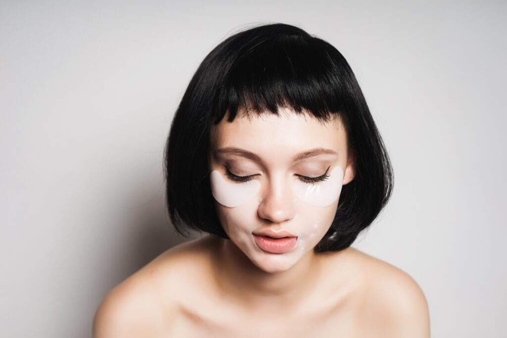 Wanita memakai tampalan bawah mata, satu format mask bahagian yang lazim