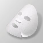 Kain mask muka kosong dihamparkan rata untuk menunjukkan bahan substratnya
