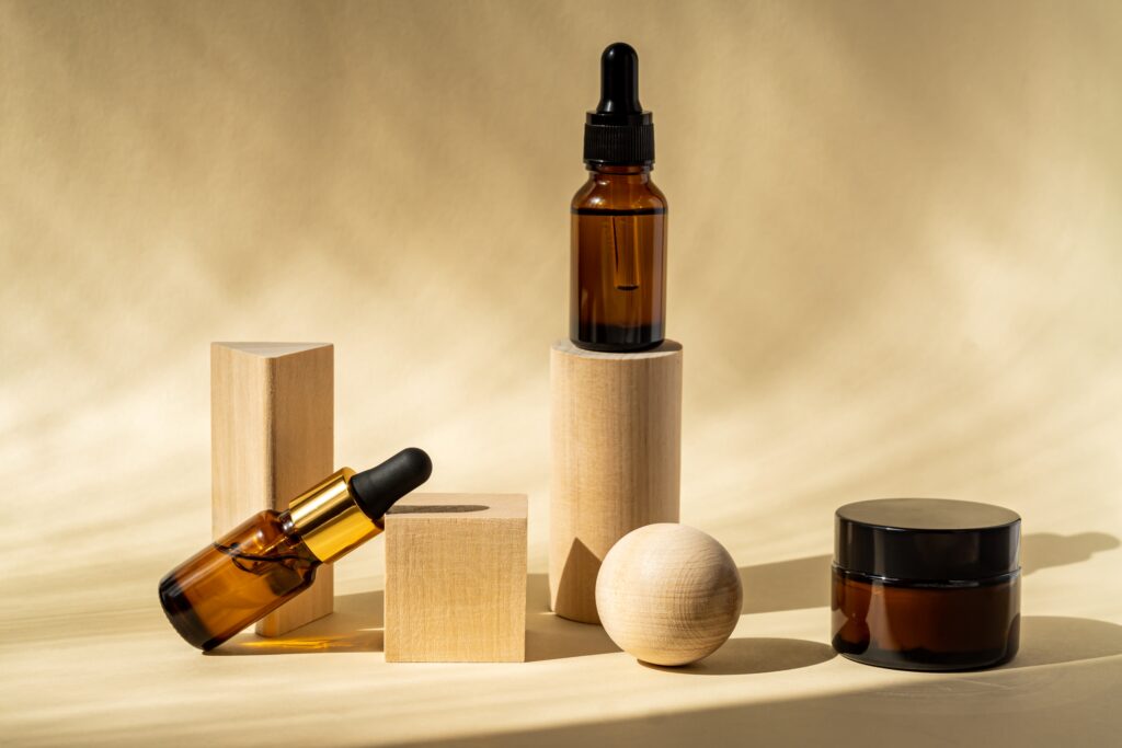 Botol serum dan balang krim yang mewakili barisan produk penjagaan kulit PDRN