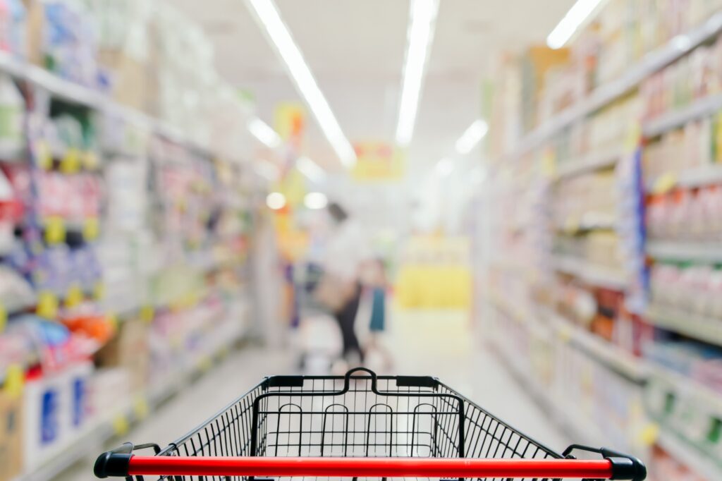 รถเข็นซื้อของในช่องทางเดินของร้านจำหน่ายวัสดุอุปกรณ์ แสดงแหล่งที่สถานประกอบการซื้อแผ่นดูดซับน้ำมัน