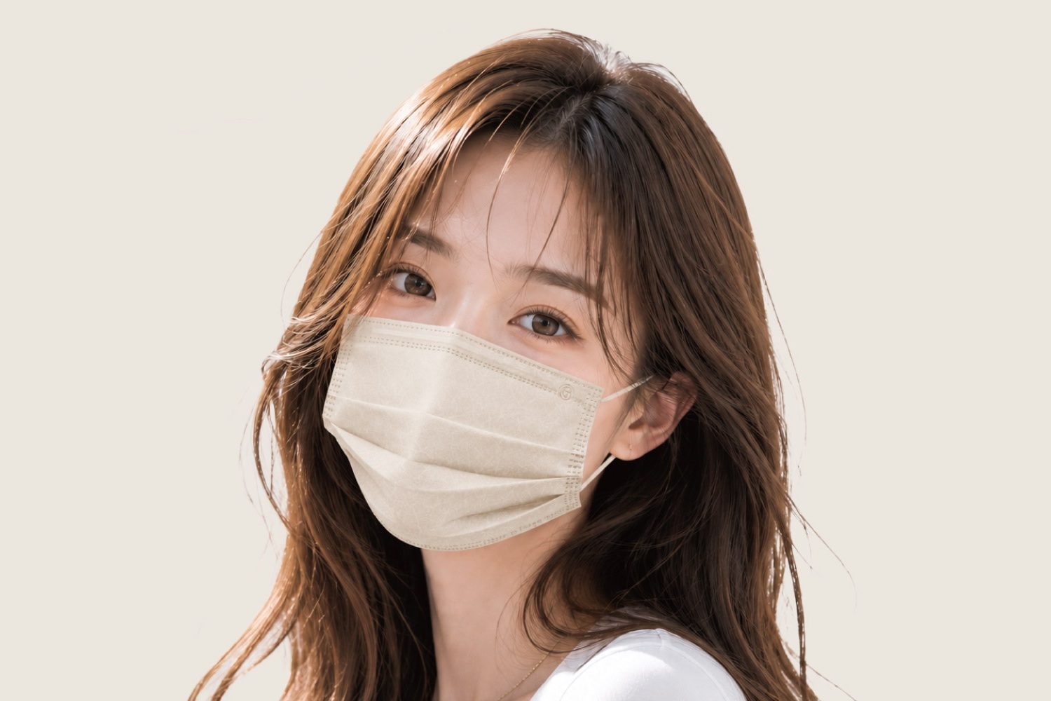 ผู้หญิงสวมหน้ากากอนามัยทางการแพทย์สำหรับผู้ใหญ่ชนิดสัมผัสเย็น โทนเบจ มุมตรง