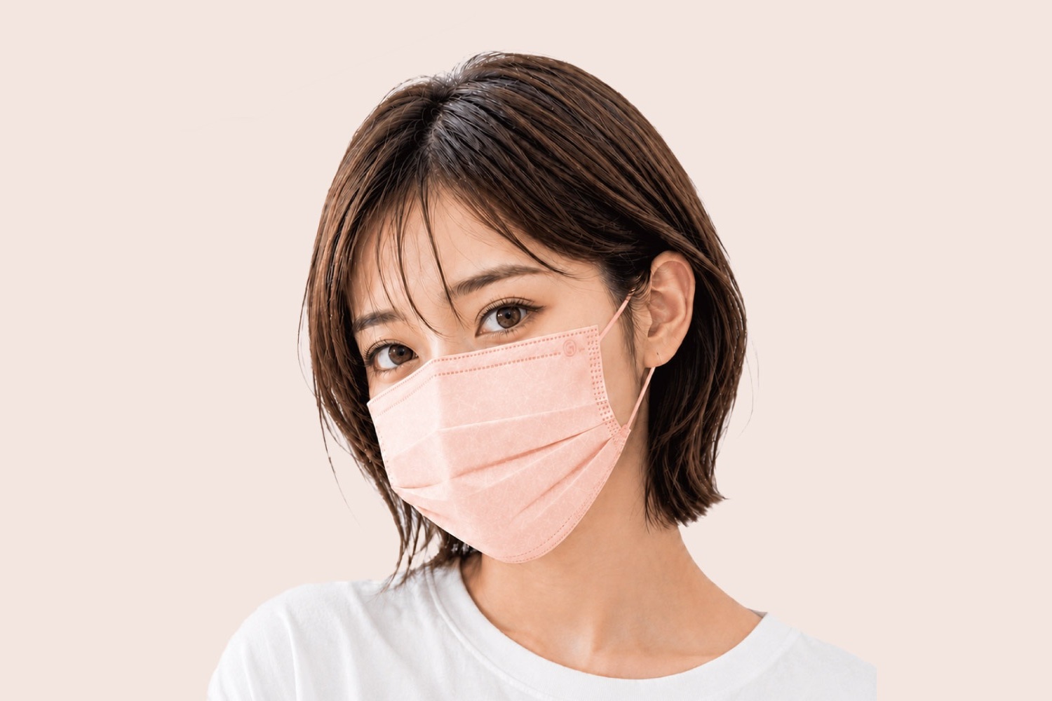 ผู้หญิงผมสั้นสวมหน้ากากอนามัยทางการแพทย์สำหรับผู้ใหญ่ชนิดสัมผัสเย็น โทนชมพู มุมตรง