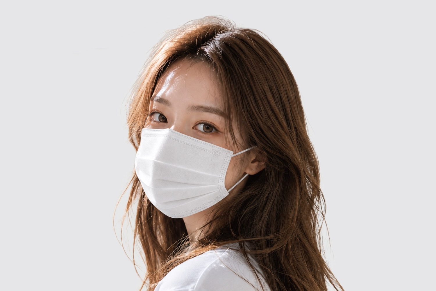 ผู้หญิงสวมหน้ากากอนามัยทางการแพทย์สำหรับผู้ใหญ่ชนิดสัมผัสเย็น โทนขาว มุมสามส่วนสี่