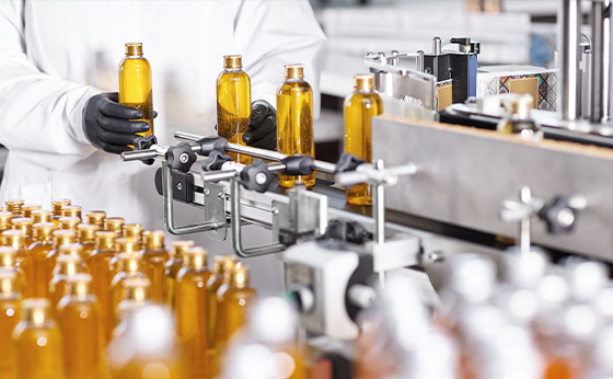 Barisan pengisian kosmetik yang mengisi produk penjagaan kulit ke dalam botol di kilang OEM di Taiwan