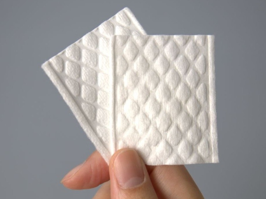 แผ่นรอง Skinprep Cushion ลายควิลต์ถือไว้ในมือ
