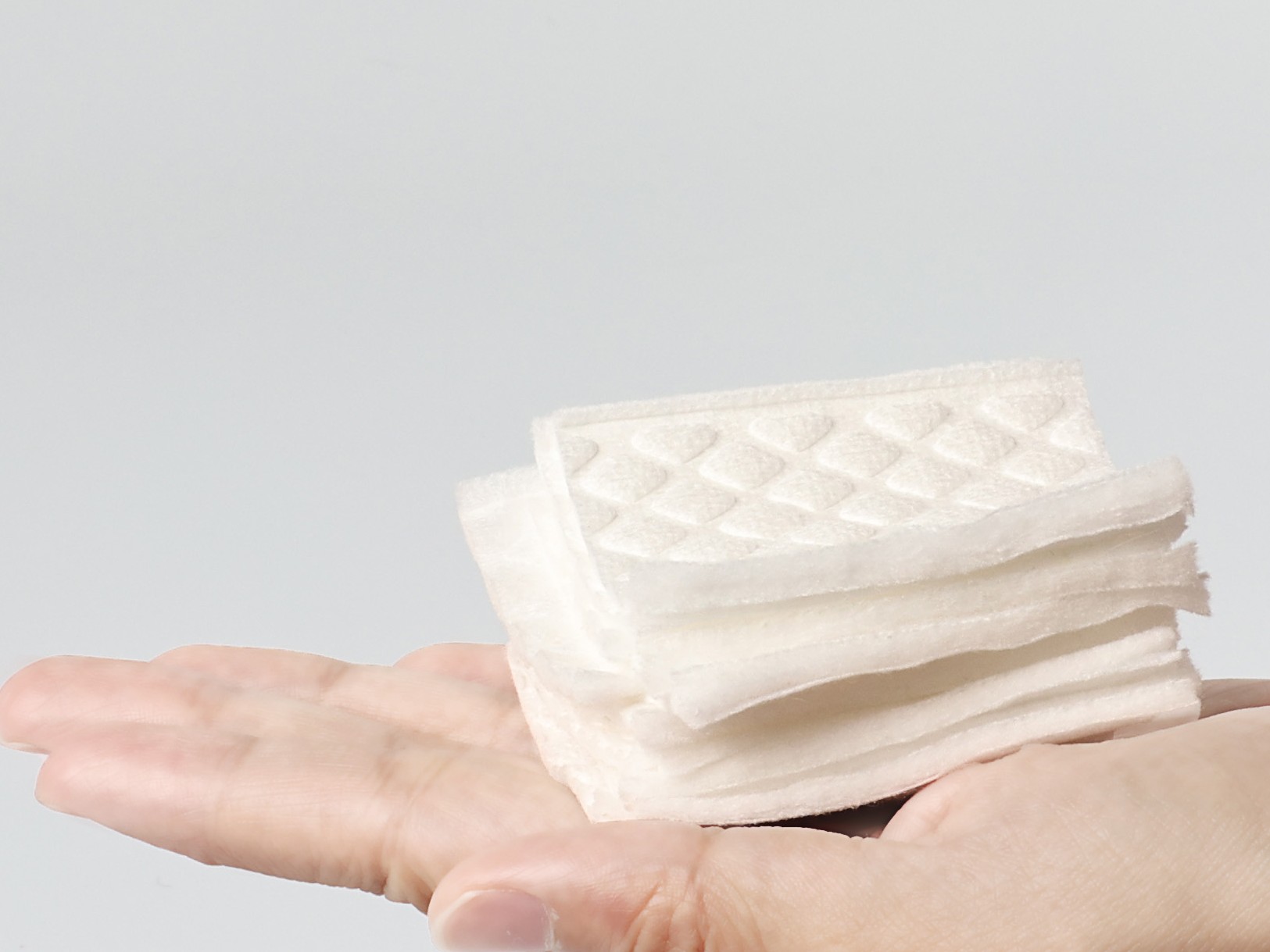 แผ่นรอง Skinprep Cushion วางซ้อนกันบนฝ่ามือ
