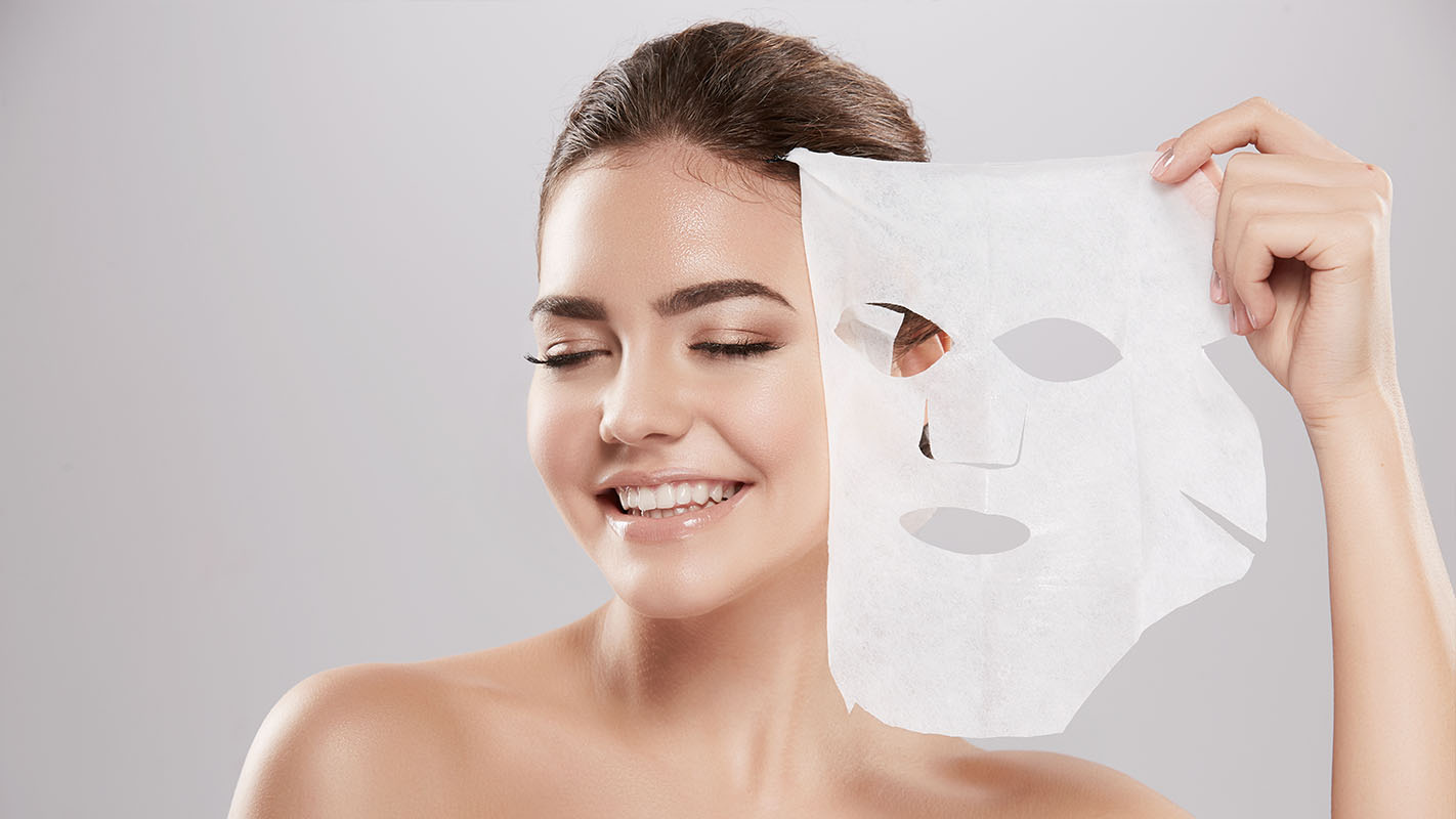 Wanita memegang mask muka daripada rangkaian OEM kosmetik Graminton