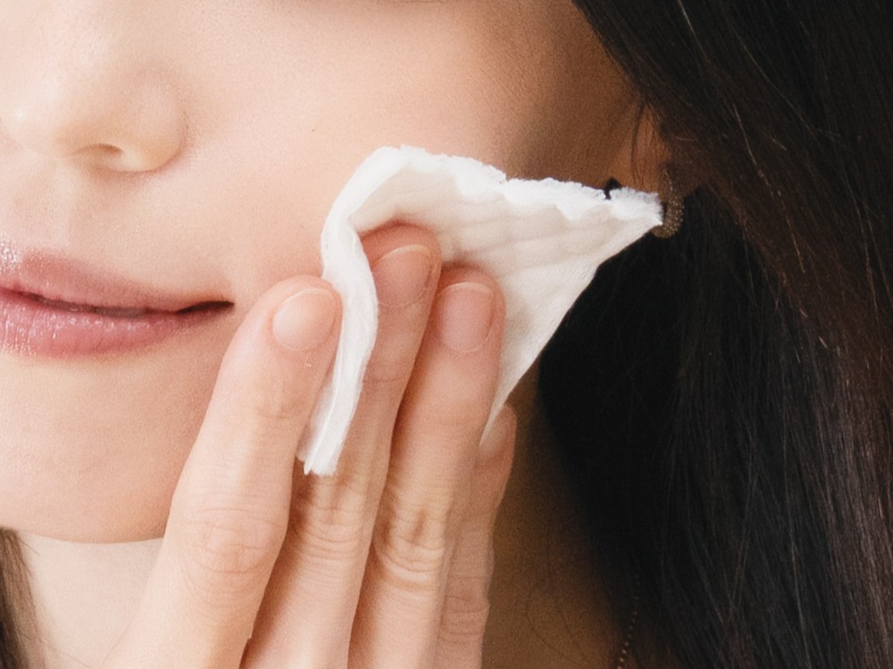 ผู้หญิงเช็ดแก้มด้วยแผ่นรอง Skinprep Cushion